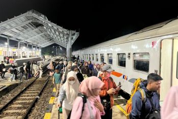 Puncak arus balik KAI Jember Selasa (24/3) dengan 13.150 penumpang