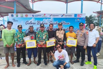 Puluhankapal tradisional ikuti lombaGelora Bahari Seribu Utara