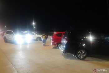 Kendaraan pemudik padati area rehat Km18 Tol Japek Selatan