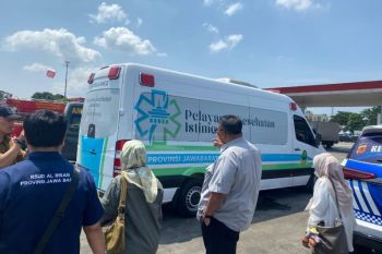 Mantan mobil dinas Gubernur Jabar menjadi klinik mudik di Tol Karawang