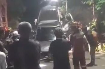 Taksi daring terperosok ke kali saat putar balik di Pademangan Jakut