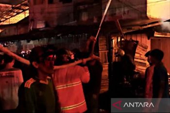 44 bangunan di pasar Segiri Samarinda hangus dilalap api