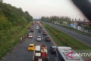 Lalu lintas Tol Cipali melambat akibat kendaraan setop di bahu jalan