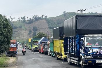 Antrean kendaraan logistik di Pelabuhan PT SMA mengular hingga sejauh 5 Km