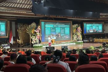 Koster minta bawahannya percepat sistem layanan pekerja migran