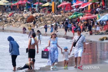 Libur Lebaran, Pantai Kuta Bali diserbu lebih dari 5.000 wisatawan per hari