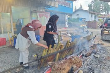 Pesanan lamang bambu meningkat selama Lebaran Idul Fitri di Solok