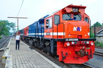 KAI Tanjungkarang sebut peletakan benda di atas rel KA melanggar hukum