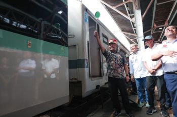 Gubernur Jateng berangkatkan ratusan pemudik balik naik KA gratis
