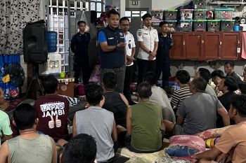 Petugas Lapas Jambi geledah blok kamar hunian amankan 15 HP