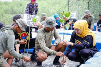 Khofifah dan Pasmar 2 sinergi jaga kelestarian pesisir Surabaya