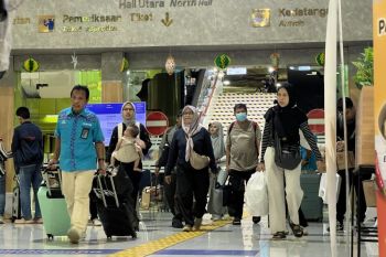 Porter dan pedagang di Stasiun Gambir nikmati dampak ekonomi Lebaran