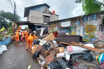 Pemkot Jaktim angkut 25 ton sampah sisa banjir di Kramat Jati