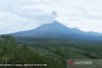 Gunung Semeru 2 kali erupsi Jumat pagi, tinggi letusan capai 1 km