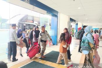Pemilir di Terminal Pulo Gebang pilih bus karena nyaman