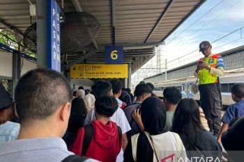 Stasiun Pasar Senen masih dipadati puluhan ribu penumpang pada H+7