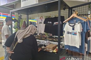Toko suvenir miniatur kereta Stasiun Gambir ramai pembeli saat Lebaran