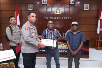 Kapolda Babel beri penghargaan kepada dua nelayan penemu 42 kilogram sabu di Belitung