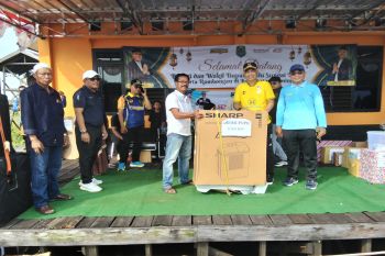 Bupati HSU serahkan hibah keagamaan di Paminggir