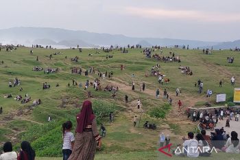 Ribuan wisatawan serbu Bukit Merese Mandalika nikmati sunset pasca-Lebaran