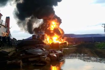 Kapal tangki minyak terbakar di Sungai Mentaya Kotawaringin Timur