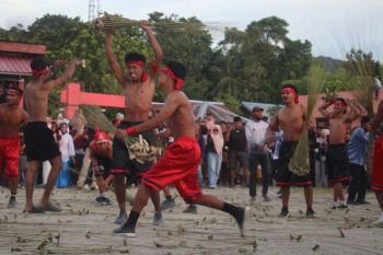 Tradisi Pukul Sapu Lidi jadi simbol persaudaraan masyarakat Maluku