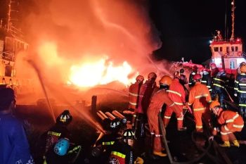 Sebuah kapal terbakar hebat di Sungai Mentaya