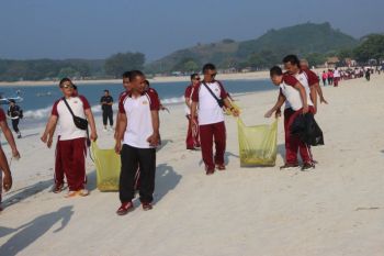 Pantai Tanjung Aan disapu bersih, Polisi pimpin Gerakan Indonesia Asri