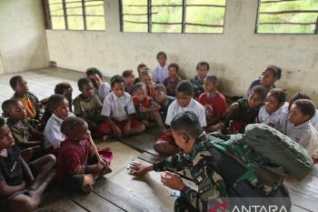 Prajurit Satgas Yonif 136 mengajar di SD Kalome Puncak Jaya