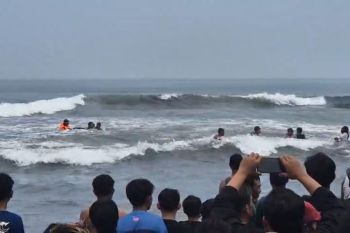 Dua wisatawan terseret ombak di pantai selatan Jember&nbsp;