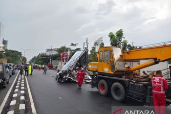 Damkar Kota Bandung tangani tiga reklame roboh timpa empat mobil