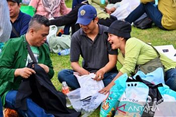 Warga buka kemas paket sembako di Bazar Rakyat Monas, apa isinya?