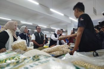 Khofifah cek harga bahan pokok di Pasar Ponorogo