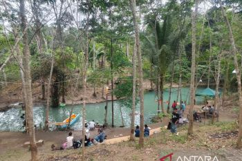 Nikmati wisata alam di bawah bukit, pengunjung padati Aik Biru Bukit Senja