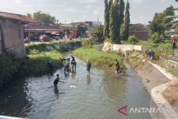 Masyarakat Bantul melaksanakan aksi bersih sungai dukung Gerakan ASRI