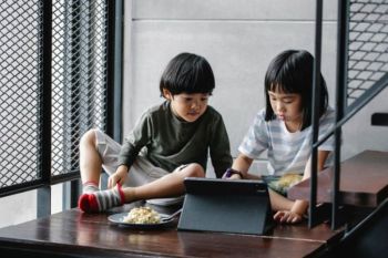 Tajuk ANTARA NTB - NTB dalam cengkeraman layar: Siapa menjaga anak?