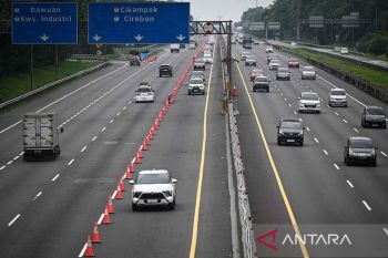 Petugas terapkan contraflow di Tol Japek atasi kepadatan arus balik