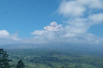 Gunung Semeru erupsi disertai awan panas guguran sejauh 3.500 meter