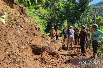 Cianjur Diterjang Longsor di 17 Titik, Akses Jalan Desa di Cidaun Putus Total!