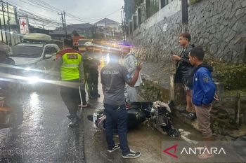 Petugas lakukan pencarian dua pengendara terbawa arus di Cipendawa-Cipanas