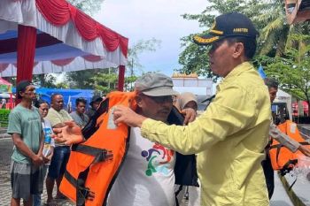 Pemkot Pariaman bantu pengusaha kapal wisata dalam pengadaan pelampung
