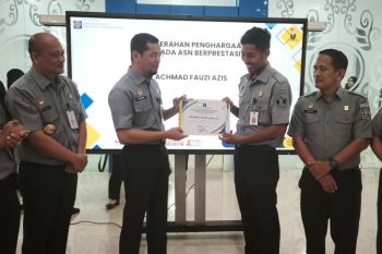 Kakanwil Kemenkum Sulbar serahkan penghargaan ke pegawai teladan