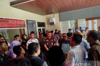 Puluhan warga Pajo datangi Kejari Dompu tolak eksekusi kasus oknum camat
