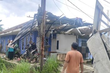 Angin puting beliung merusak 16 bangunan di Pacet Jabar