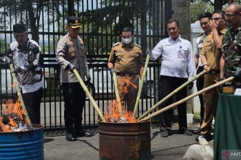 Kejari Sumedang memusnahkan barang bukti 37 perkara tindak pidana umum