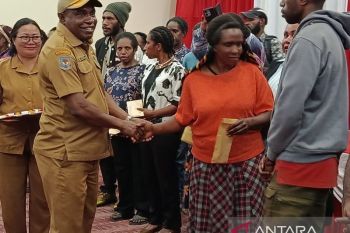 Presiden Joko Widodo tinjau vaksinasi ke daerah pelosok