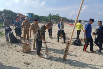 Petugas gabungan operasi bersih-bersih sampah di objek wisata pantai Garut