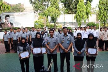 Semangat Baru Pasca-Lebaran: Kakanwil Berikan Penghargaan Pegawai Teladan