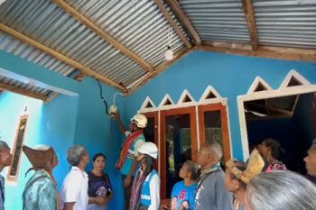 PLN menyalakan listrik untuk warga di perbatasan RI-Timor Leste