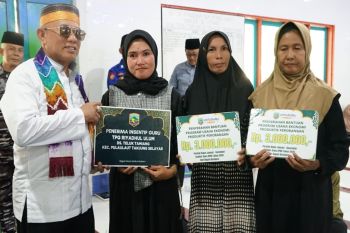 Bupati Kotabaru bagikan bantuan di pesisir selatan